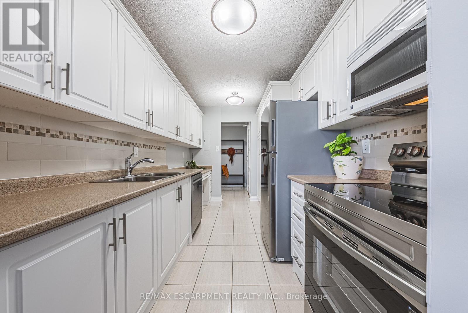 1403 - 2055 Upper Middle Road, Burlington, Ontario  L7P 3P4 - Photo 6 - W12389152