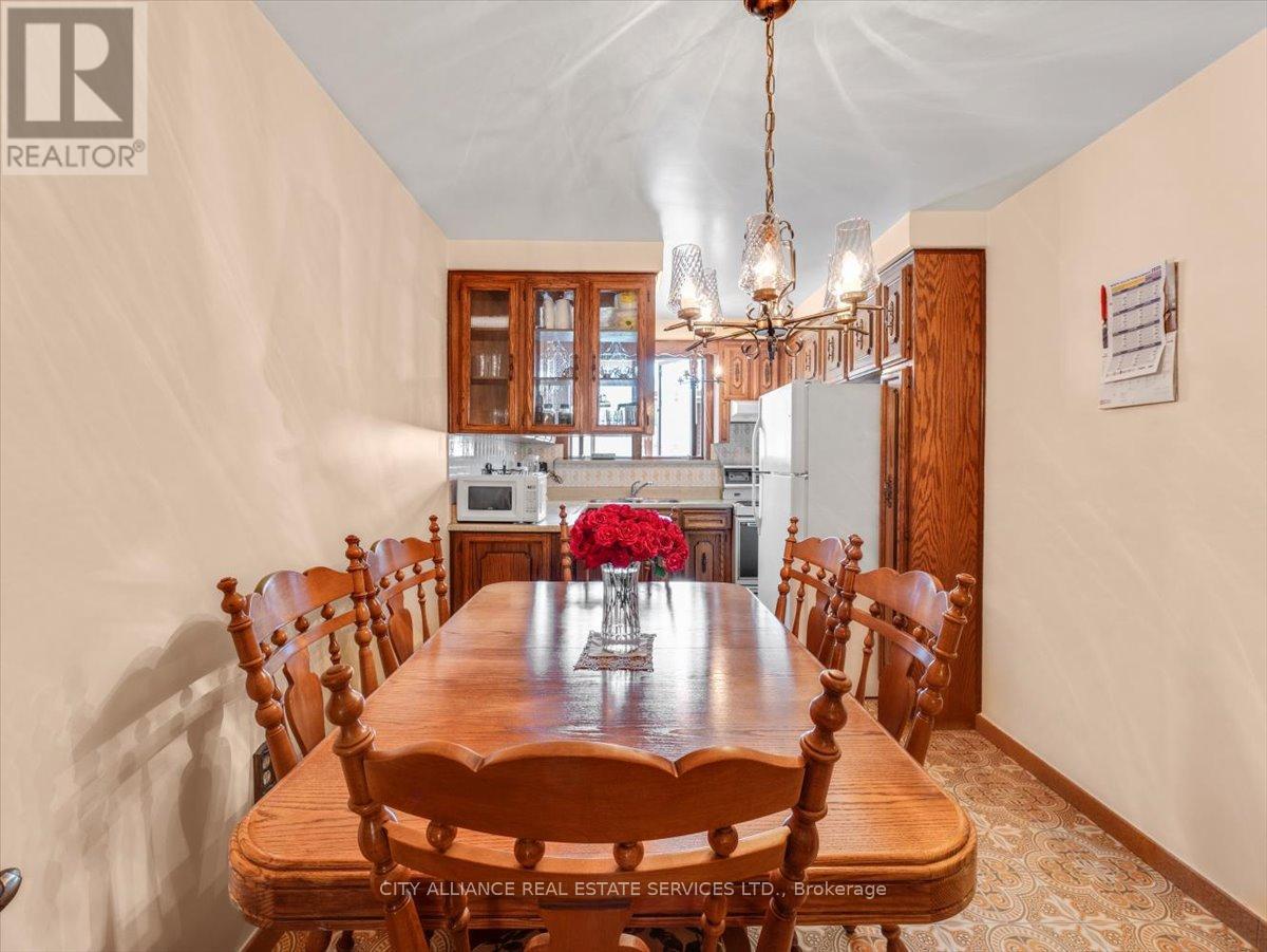 122 Brookhaven Drive, Toronto, Ontario  M6M 4P2 - Photo 15 - W12389166