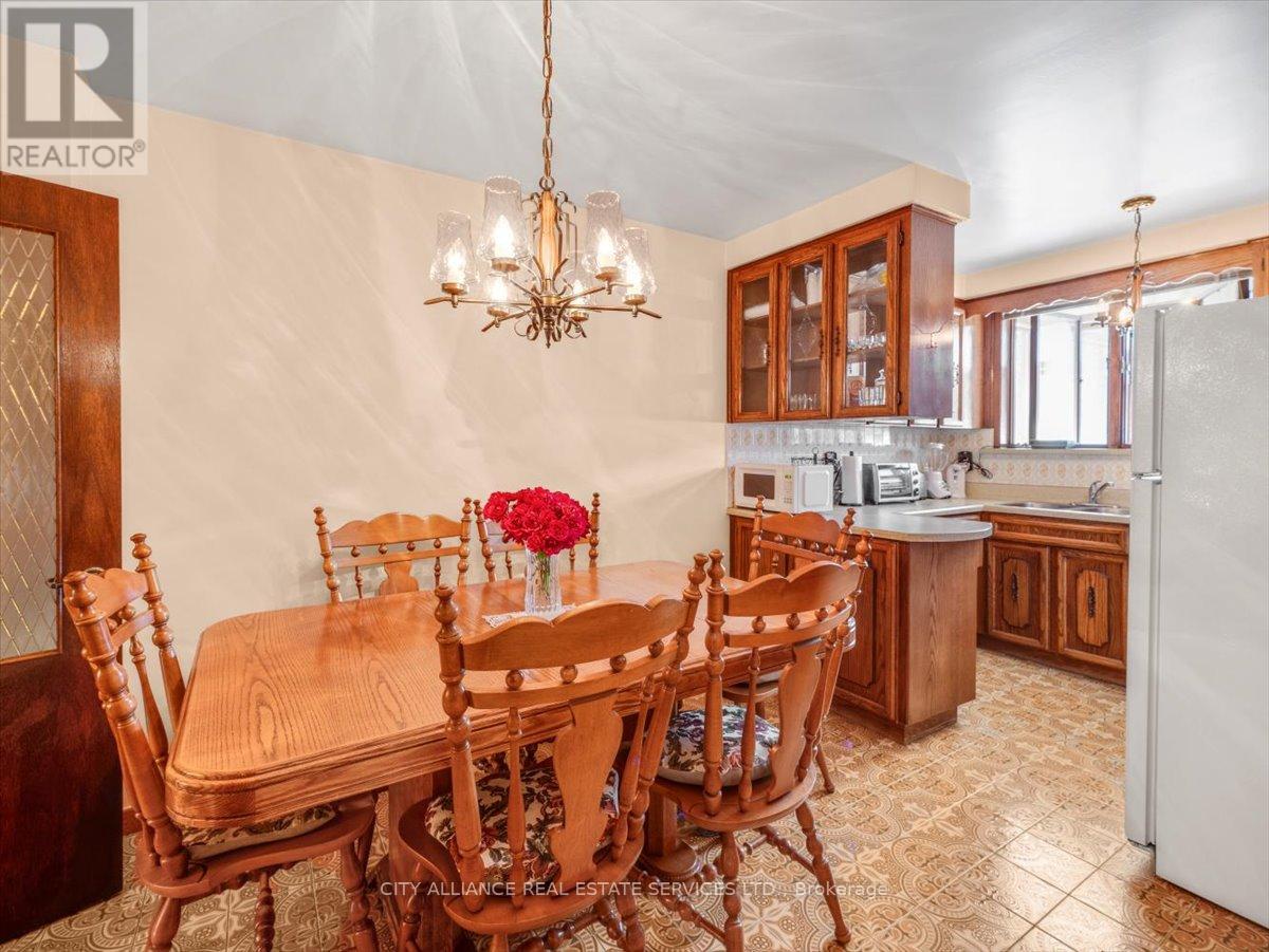 122 Brookhaven Drive, Toronto, Ontario  M6M 4P2 - Photo 16 - W12389166
