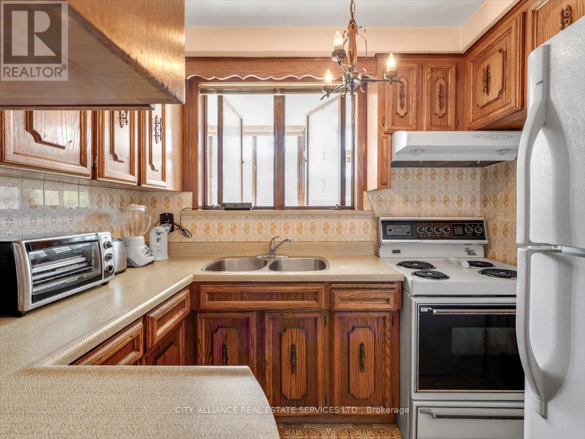 122 Brookhaven Drive, Toronto, Ontario  M6M 4P2 - Photo 17 - W12389166