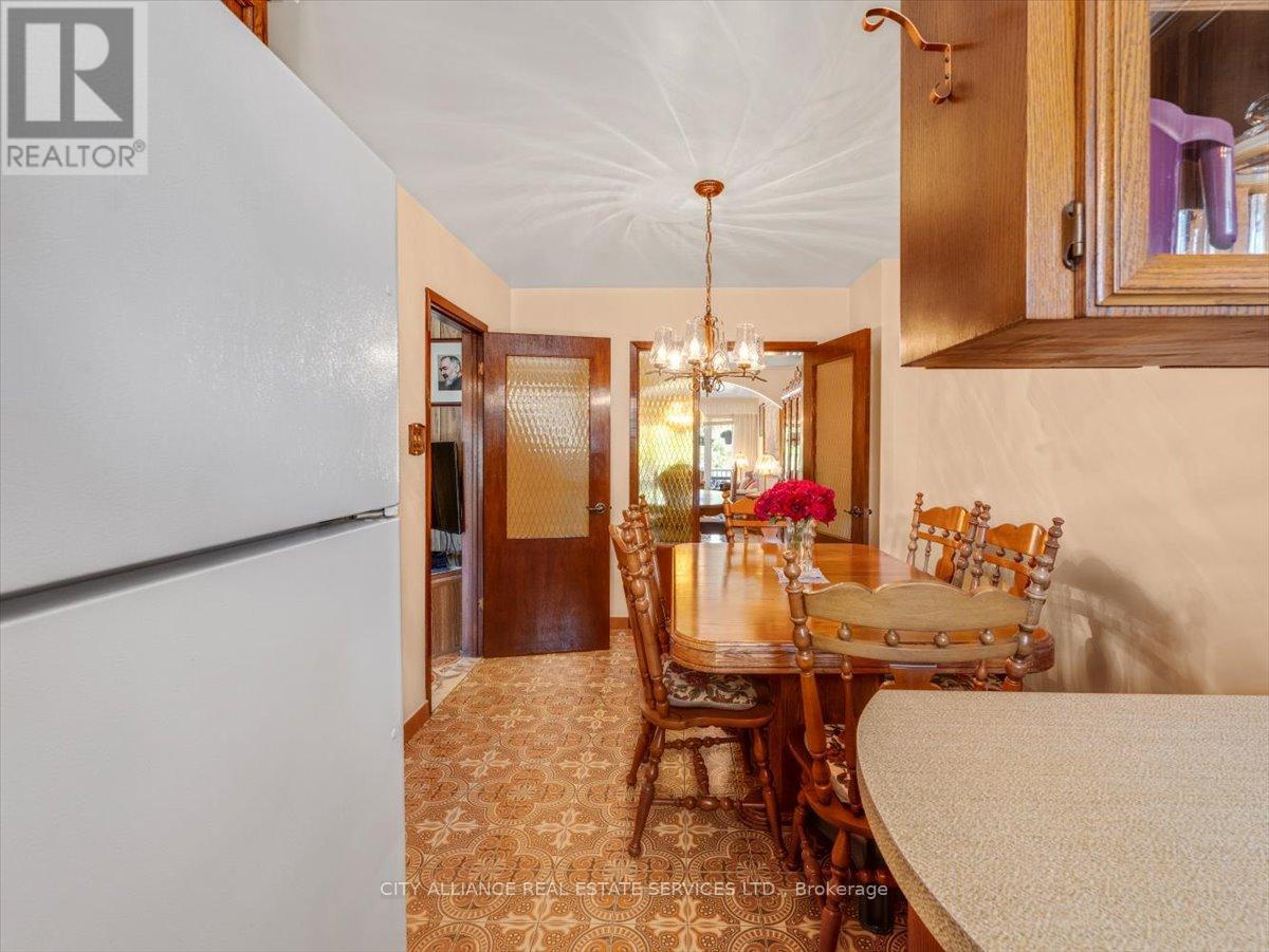 122 Brookhaven Drive, Toronto, Ontario  M6M 4P2 - Photo 18 - W12389166