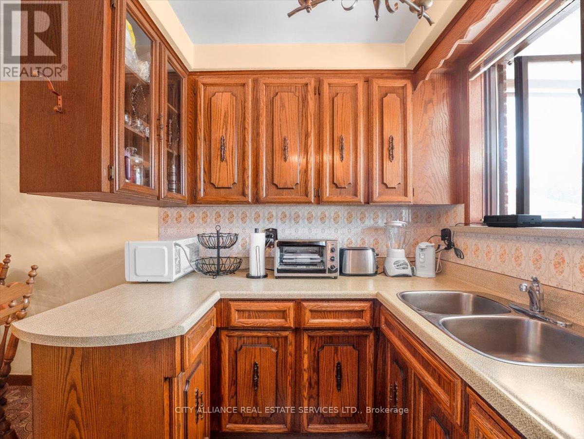 122 Brookhaven Drive, Toronto, Ontario  M6M 4P2 - Photo 19 - W12389166