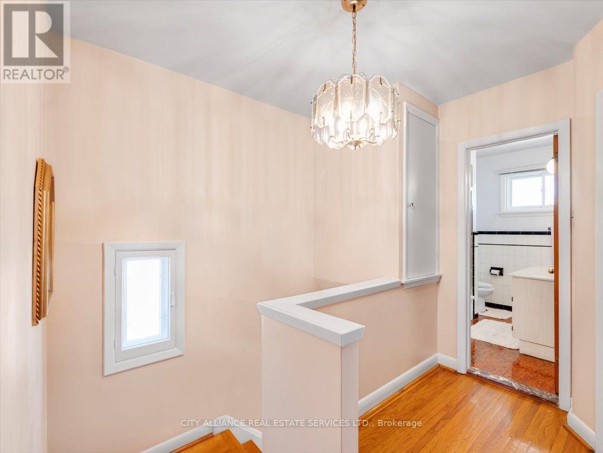 122 Brookhaven Drive, Toronto, Ontario  M6M 4P2 - Photo 23 - W12389166