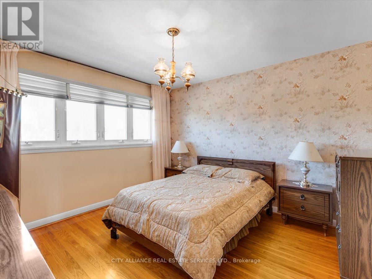 122 Brookhaven Drive, Toronto, Ontario  M6M 4P2 - Photo 25 - W12389166