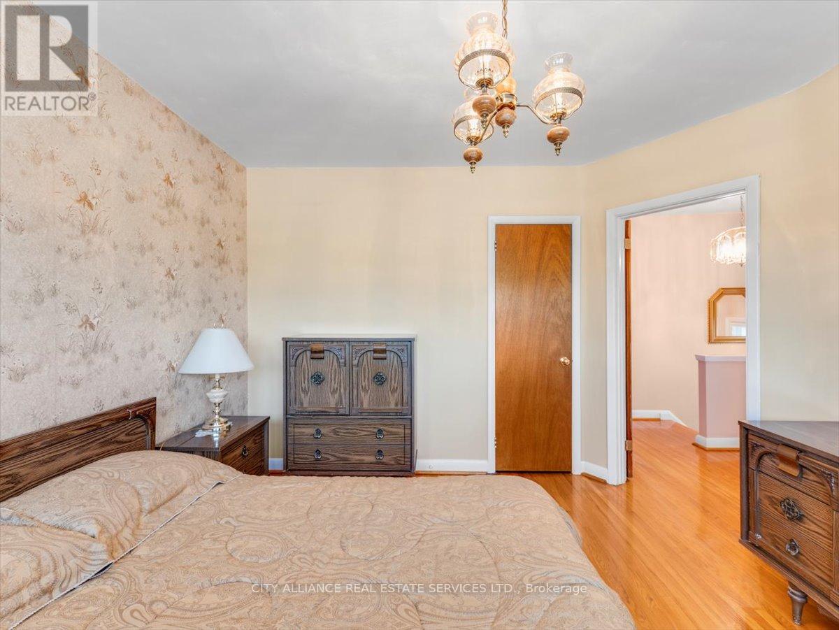122 Brookhaven Drive, Toronto, Ontario  M6M 4P2 - Photo 26 - W12389166