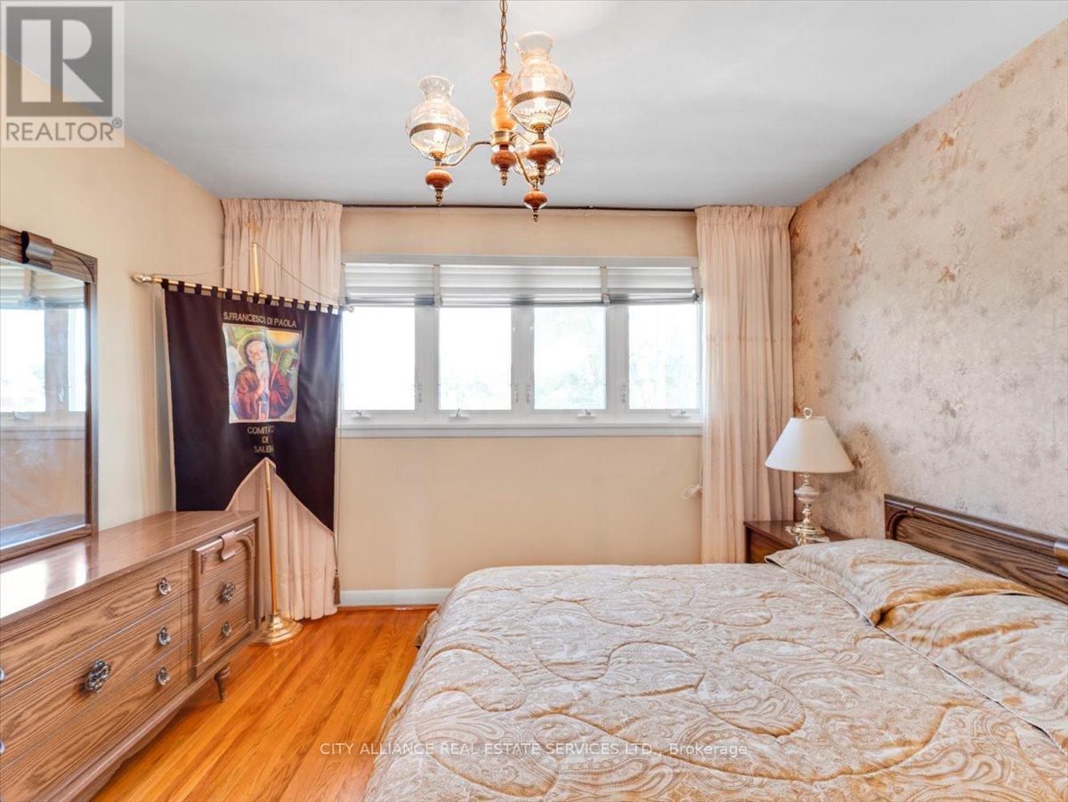 122 Brookhaven Drive, Toronto, Ontario  M6M 4P2 - Photo 27 - W12389166