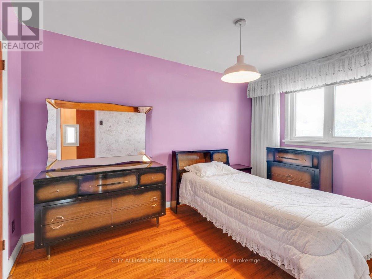122 Brookhaven Drive, Toronto, Ontario  M6M 4P2 - Photo 28 - W12389166