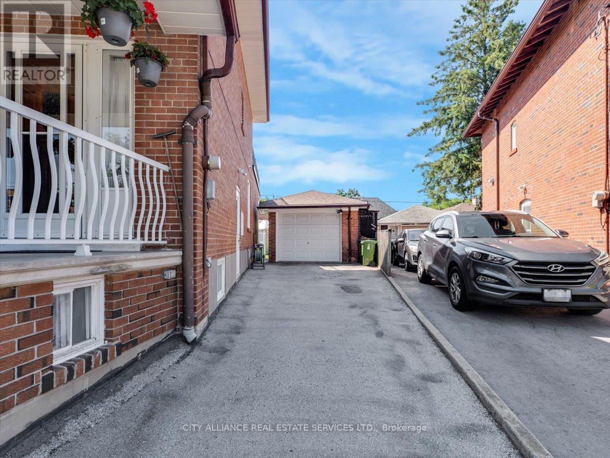 122 Brookhaven Drive, Toronto, Ontario  M6M 4P2 - Photo 3 - W12389166