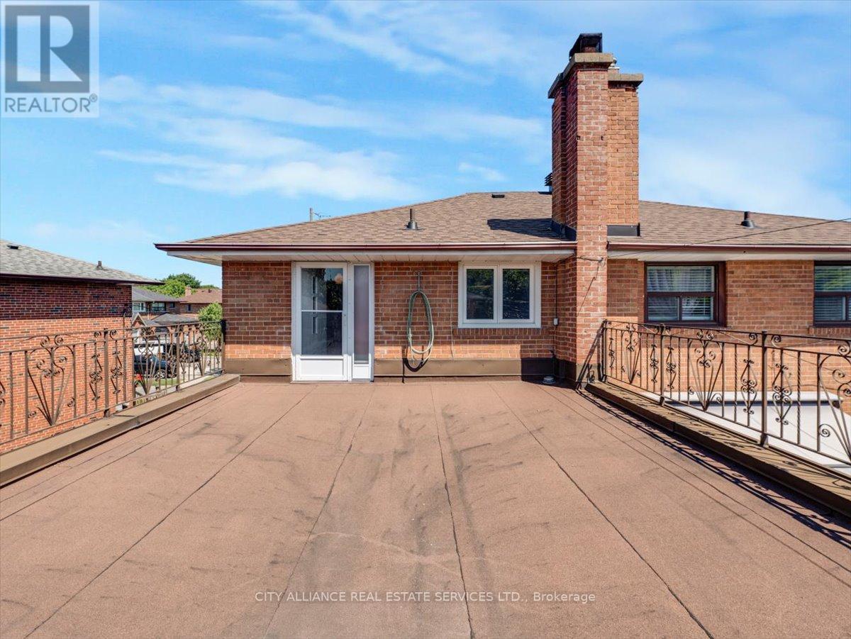 122 Brookhaven Drive, Toronto, Ontario  M6M 4P2 - Photo 31 - W12389166