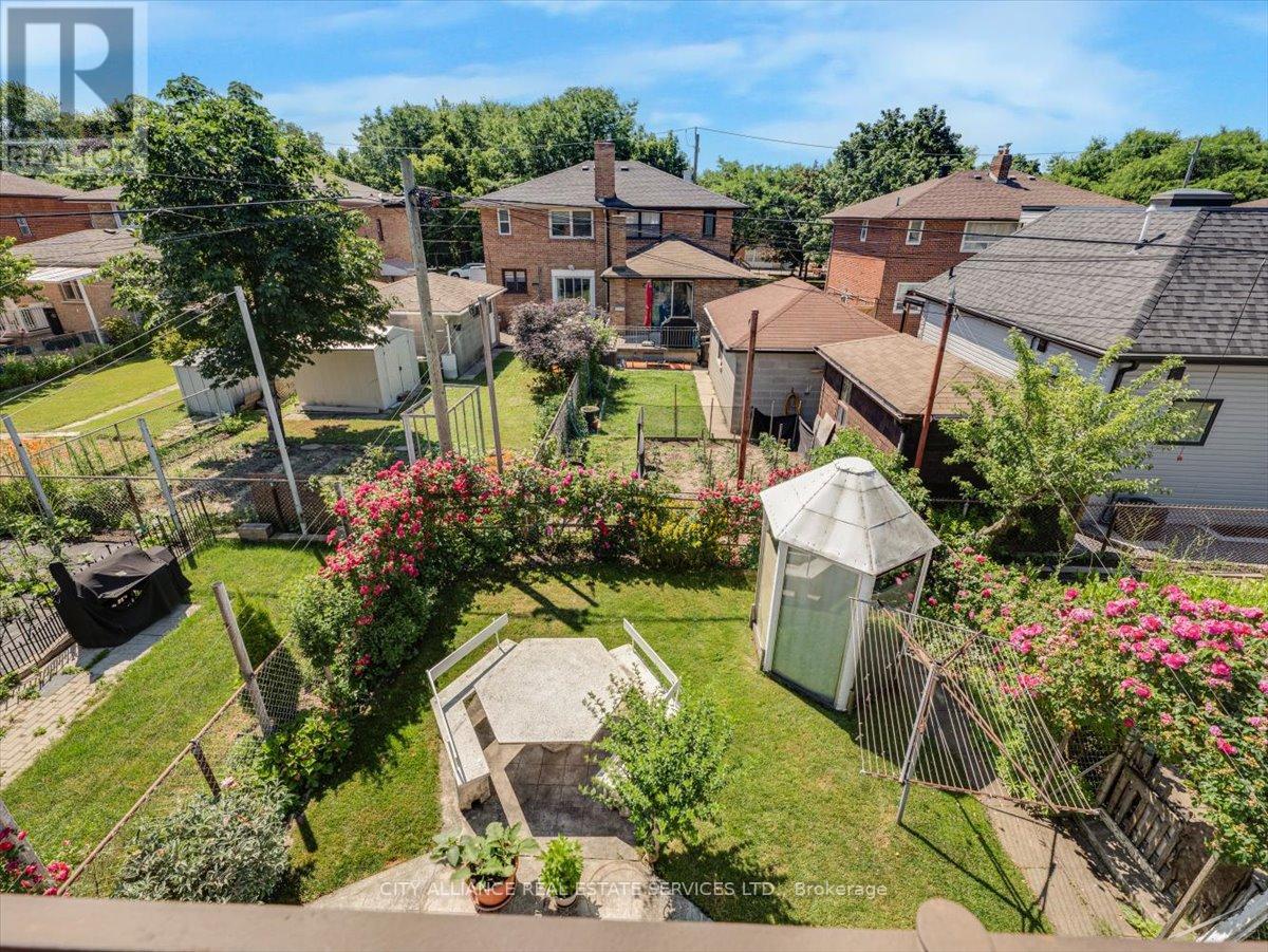 122 Brookhaven Drive, Toronto, Ontario  M6M 4P2 - Photo 32 - W12389166