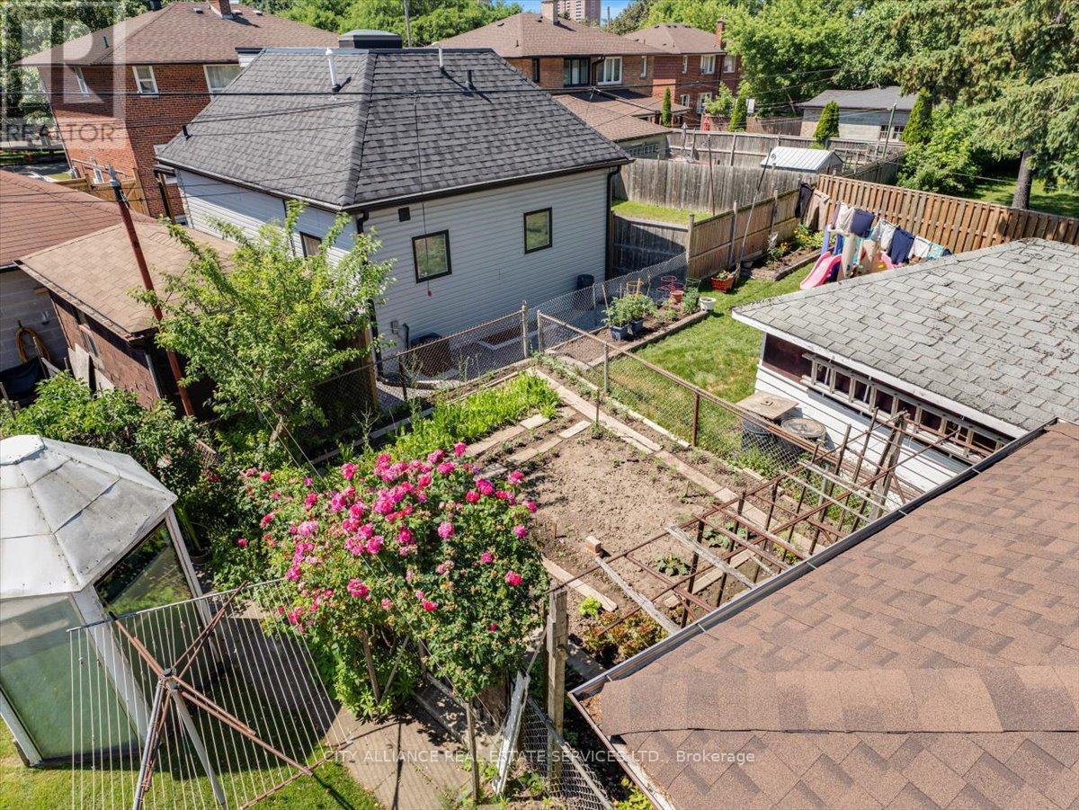 122 Brookhaven Drive, Toronto, Ontario  M6M 4P2 - Photo 33 - W12389166