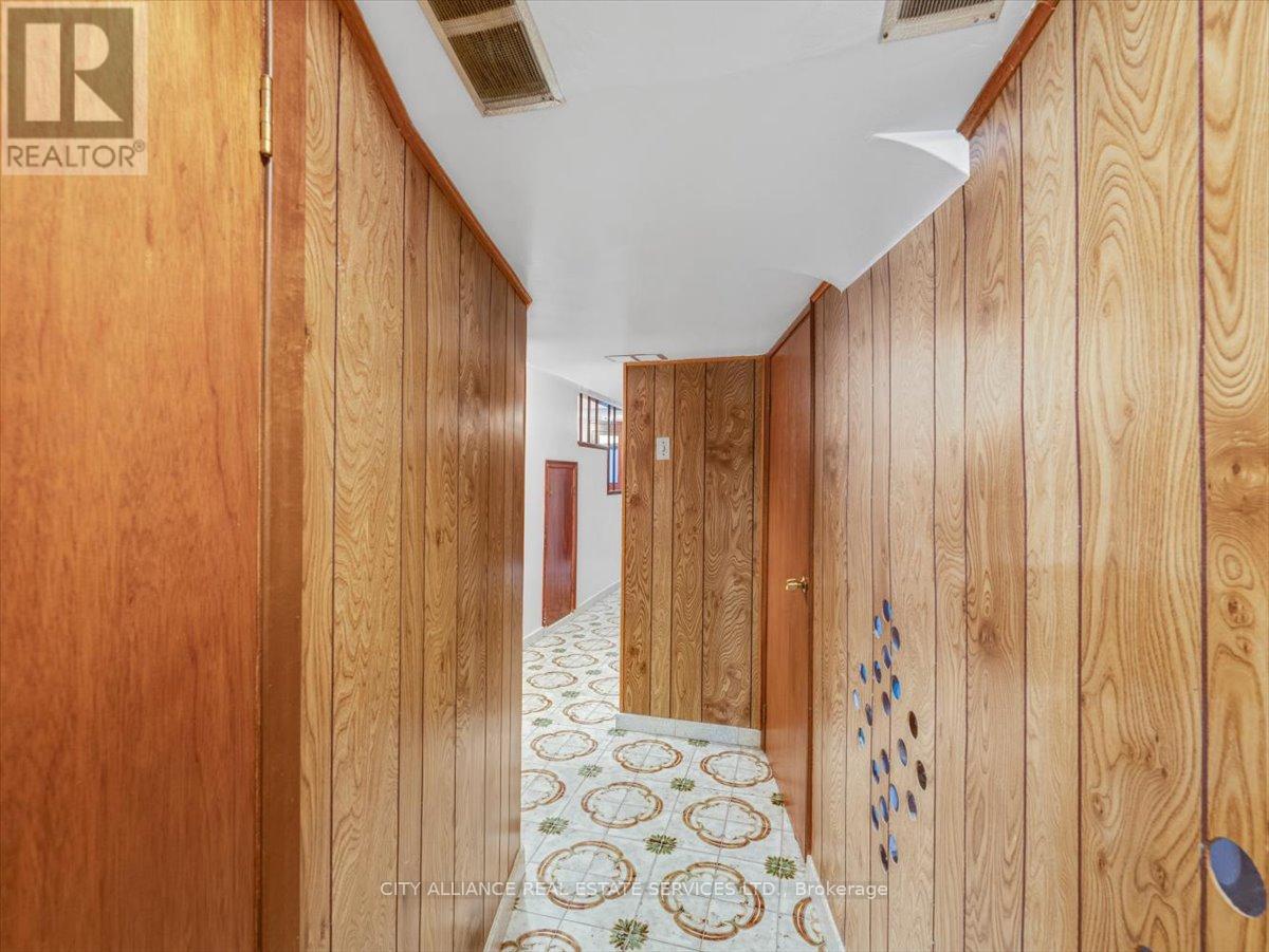 122 Brookhaven Drive, Toronto, Ontario  M6M 4P2 - Photo 37 - W12389166