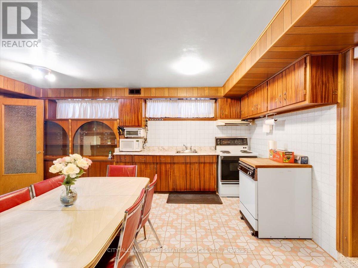 122 Brookhaven Drive, Toronto, Ontario  M6M 4P2 - Photo 41 - W12389166