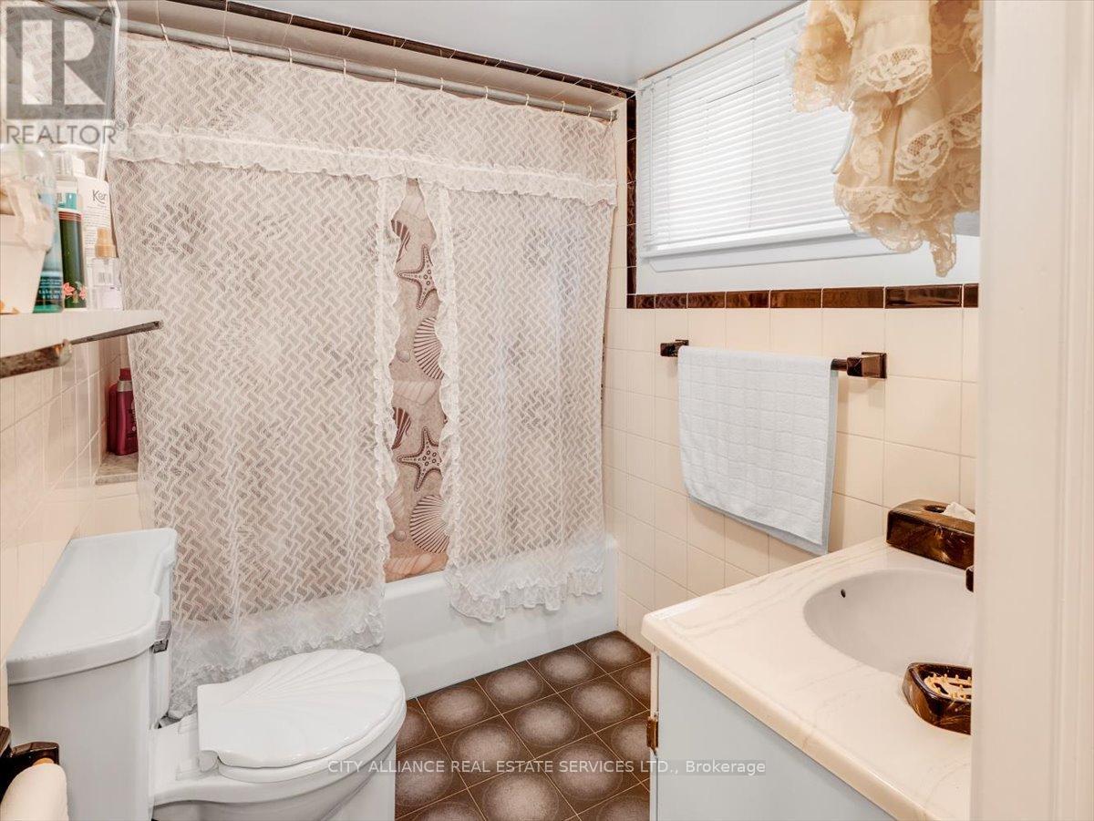 122 Brookhaven Drive, Toronto, Ontario  M6M 4P2 - Photo 42 - W12389166