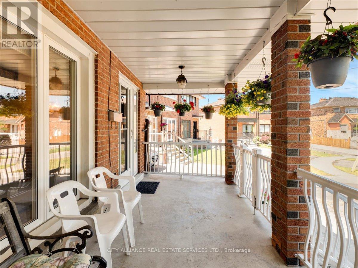 122 Brookhaven Drive, Toronto, Ontario  M6M 4P2 - Photo 5 - W12389166