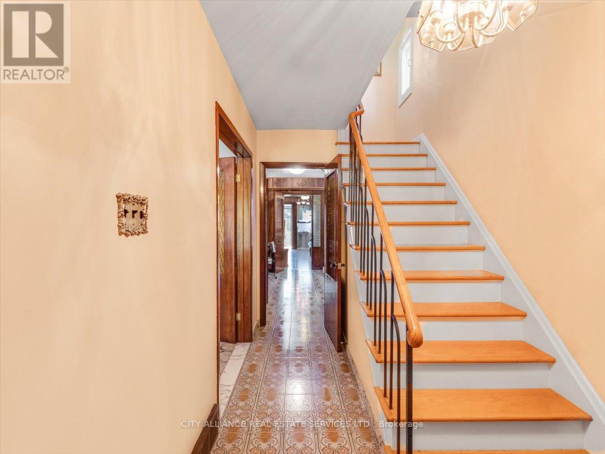 122 Brookhaven Drive, Toronto, Ontario  M6M 4P2 - Photo 6 - W12389166