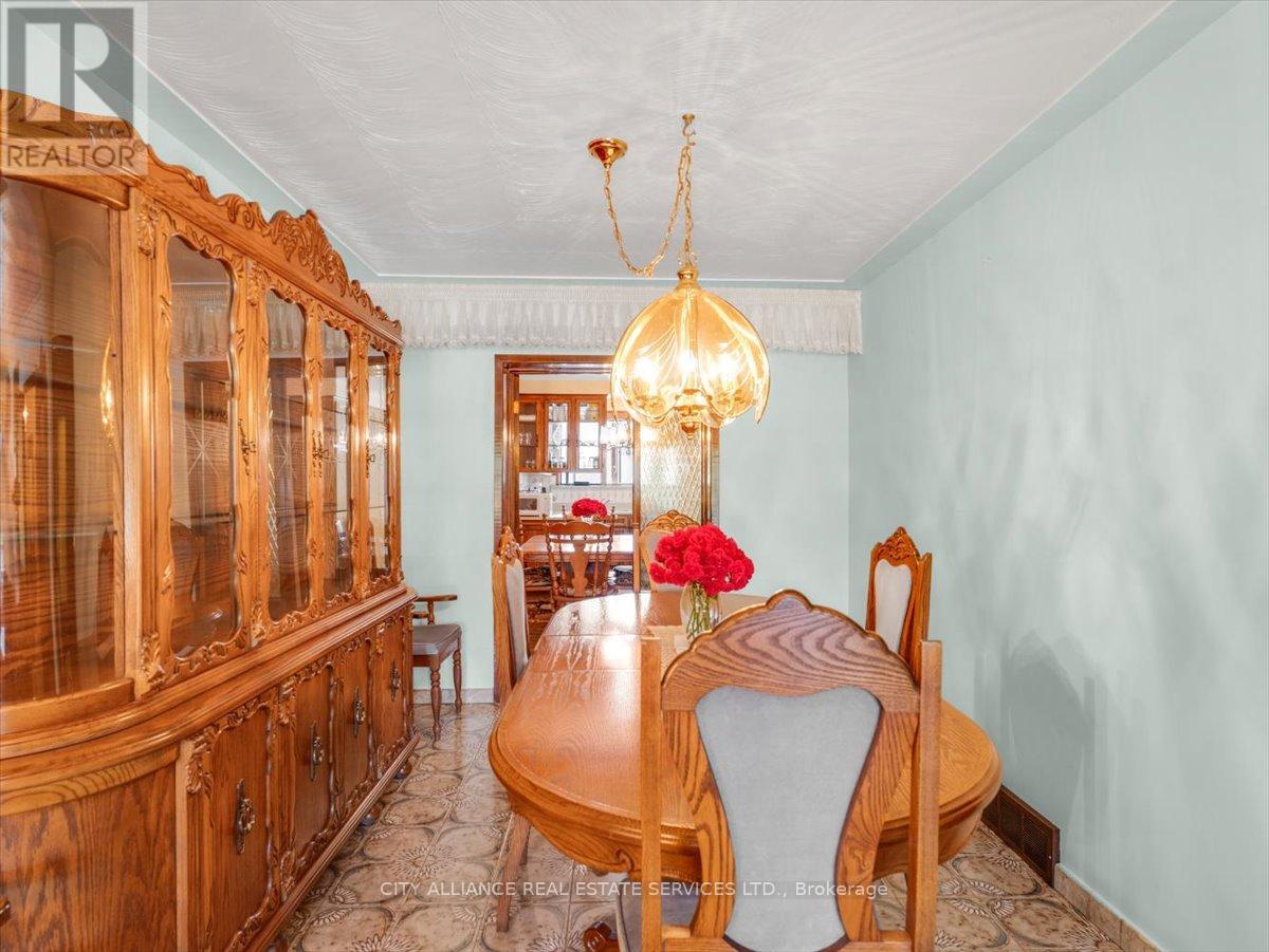 122 Brookhaven Drive, Toronto, Ontario  M6M 4P2 - Photo 7 - W12389166