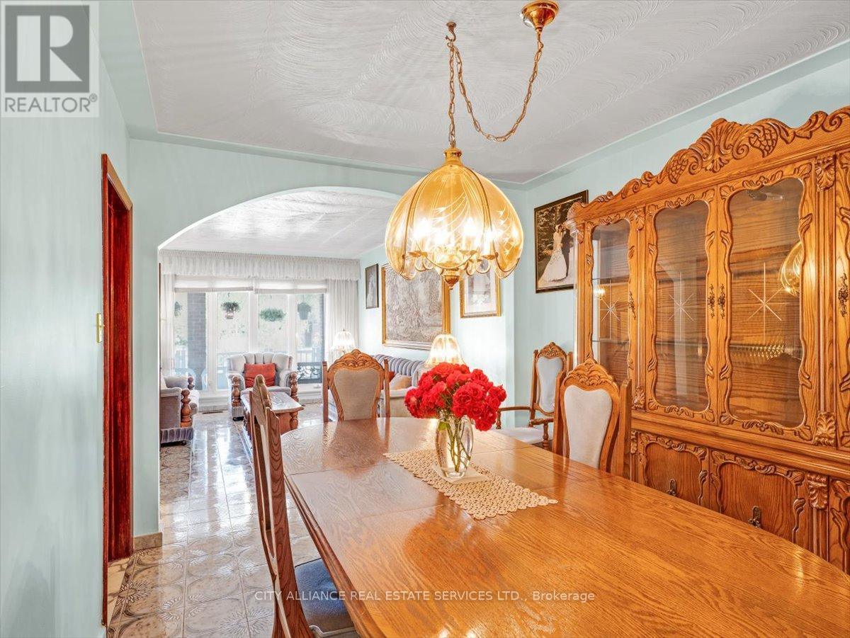 122 Brookhaven Drive, Toronto, Ontario  M6M 4P2 - Photo 8 - W12389166