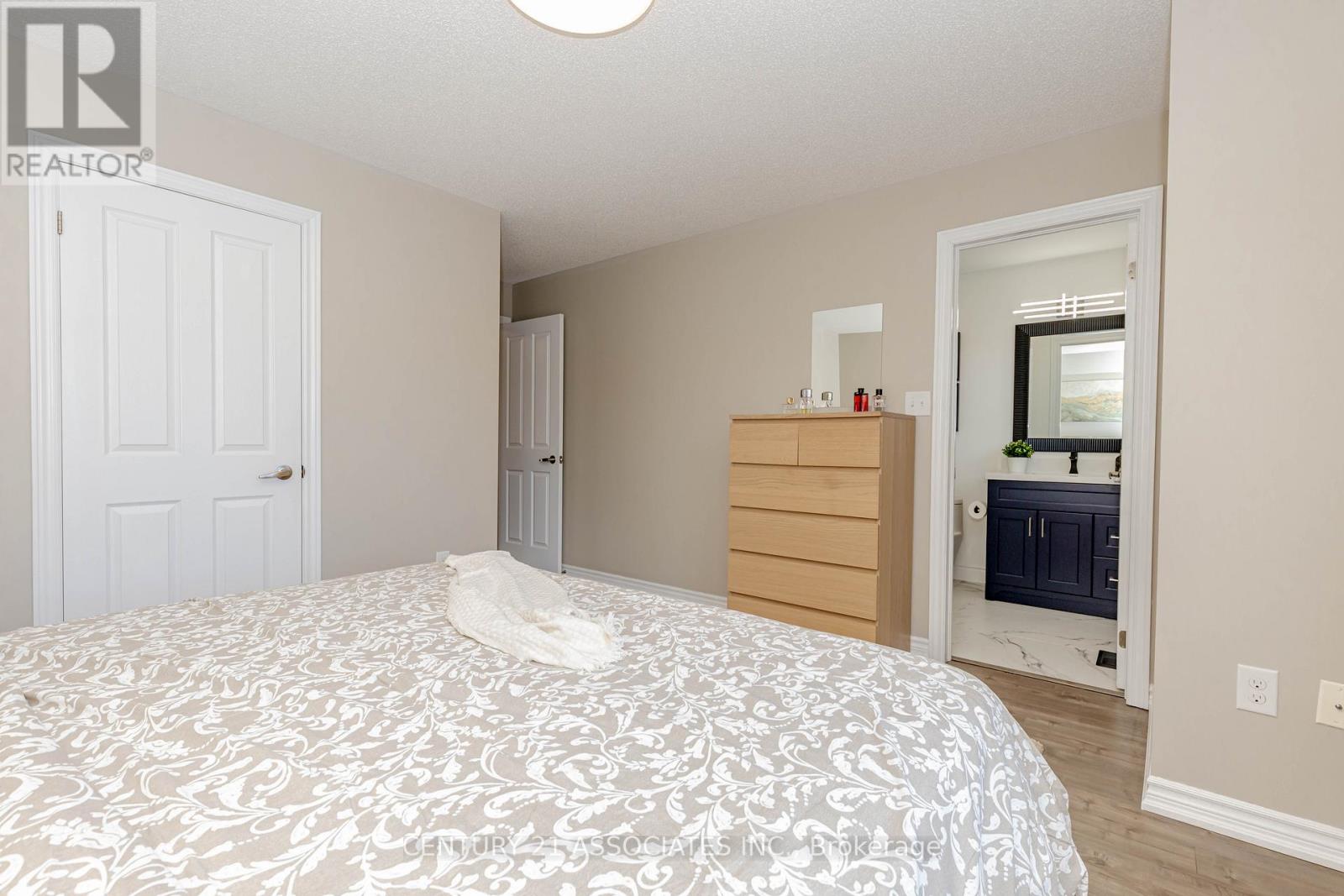 4622 Keystone Crescent, Burlington (Alton), Ontario  L7M 0L9 - Photo 18 - W12389181