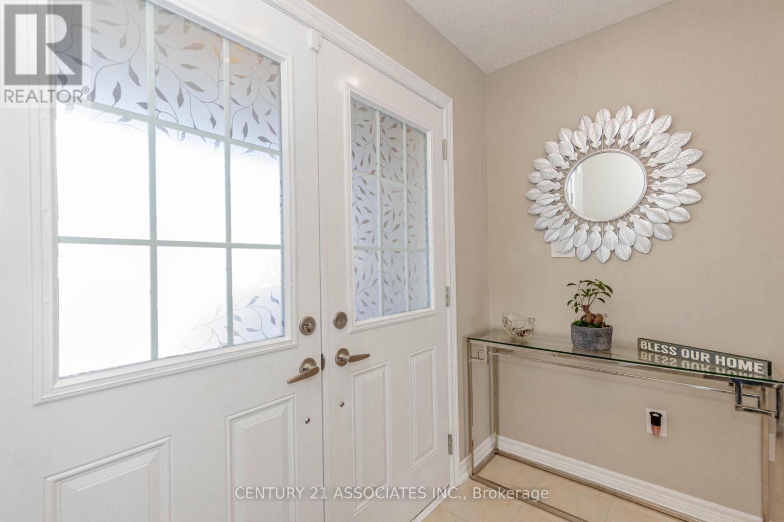 4622 Keystone Crescent, Burlington (Alton), Ontario  L7M 0L9 - Photo 3 - W12389181