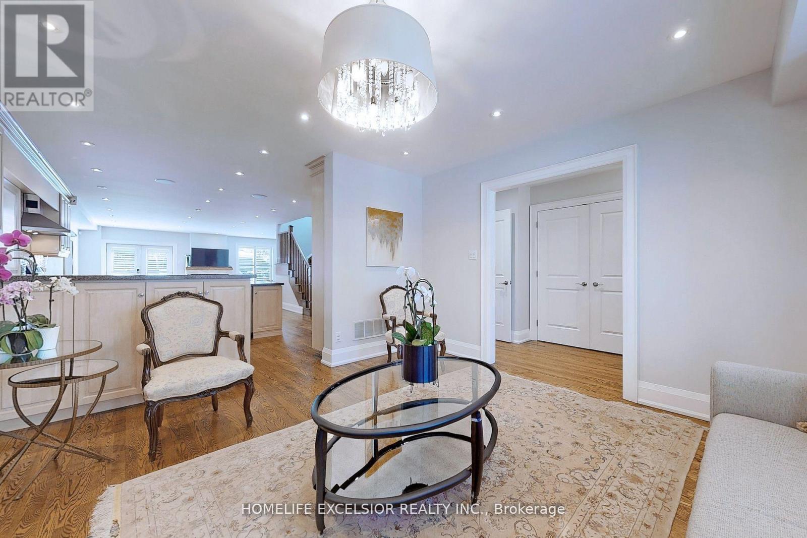 33 Braemar Avenue, Toronto, Ontario  M5P 2L1 - Photo 3 - C12389243