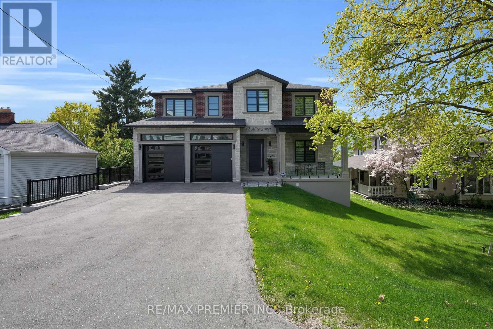 42 Alice Street, East Gwillimbury, Ontario  L0G 1M0 - Photo 2 - N12389244