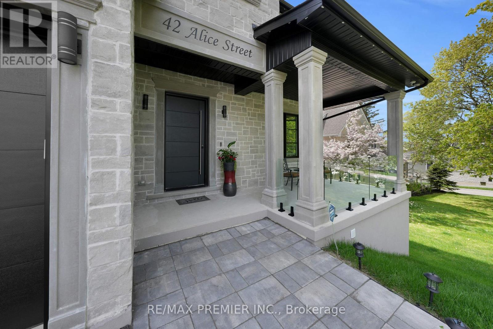 42 Alice Street, East Gwillimbury, Ontario  L0G 1M0 - Photo 4 - N12389244