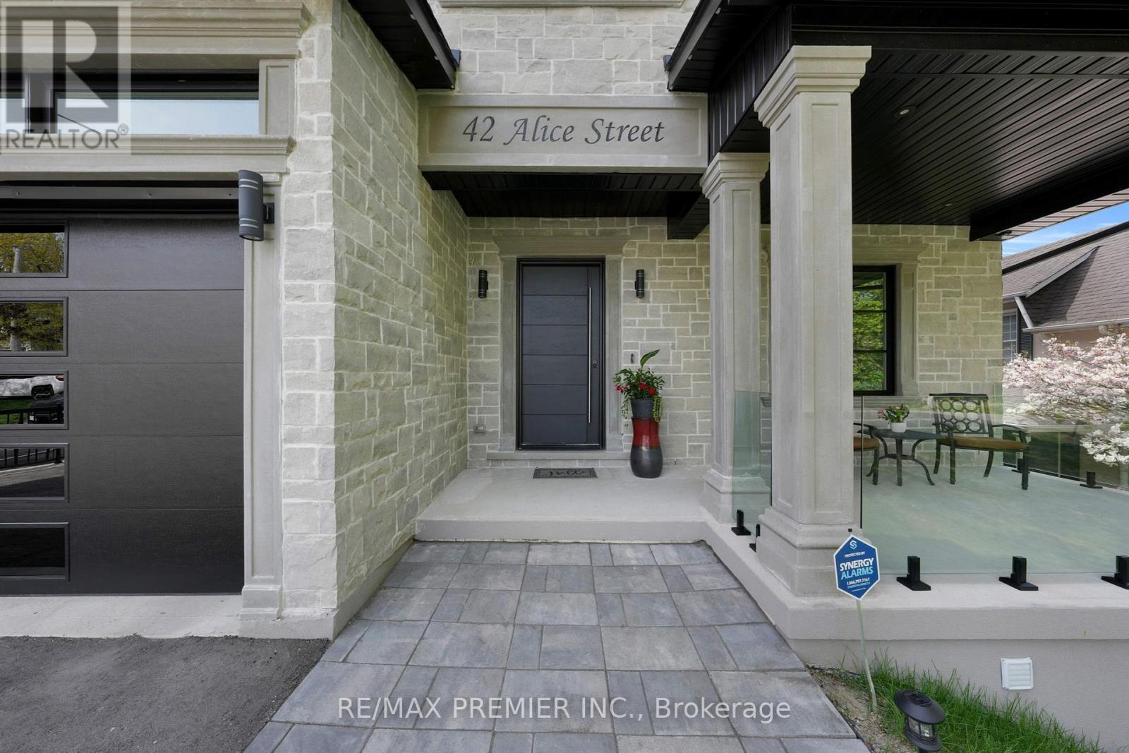 42 Alice Street, East Gwillimbury, Ontario  L0G 1M0 - Photo 5 - N12389244
