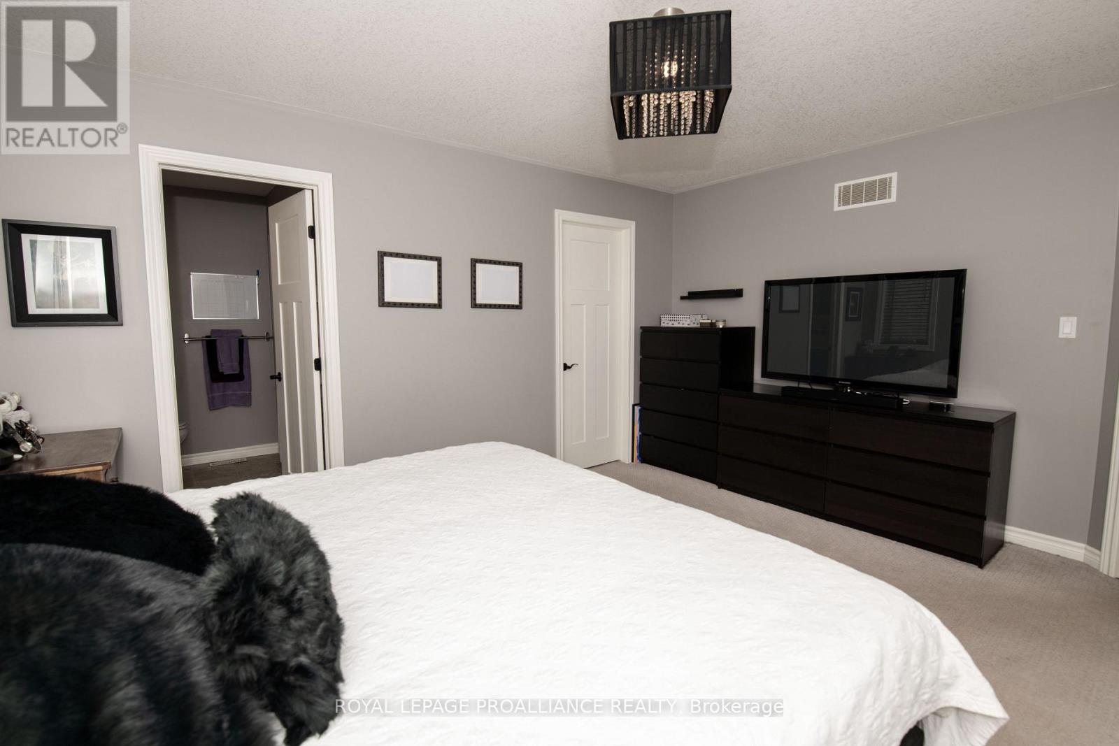 28 Butternut Court, Belleville (Belleville Ward), Ontario  K8P 0C5 - Photo 11 - X12389330