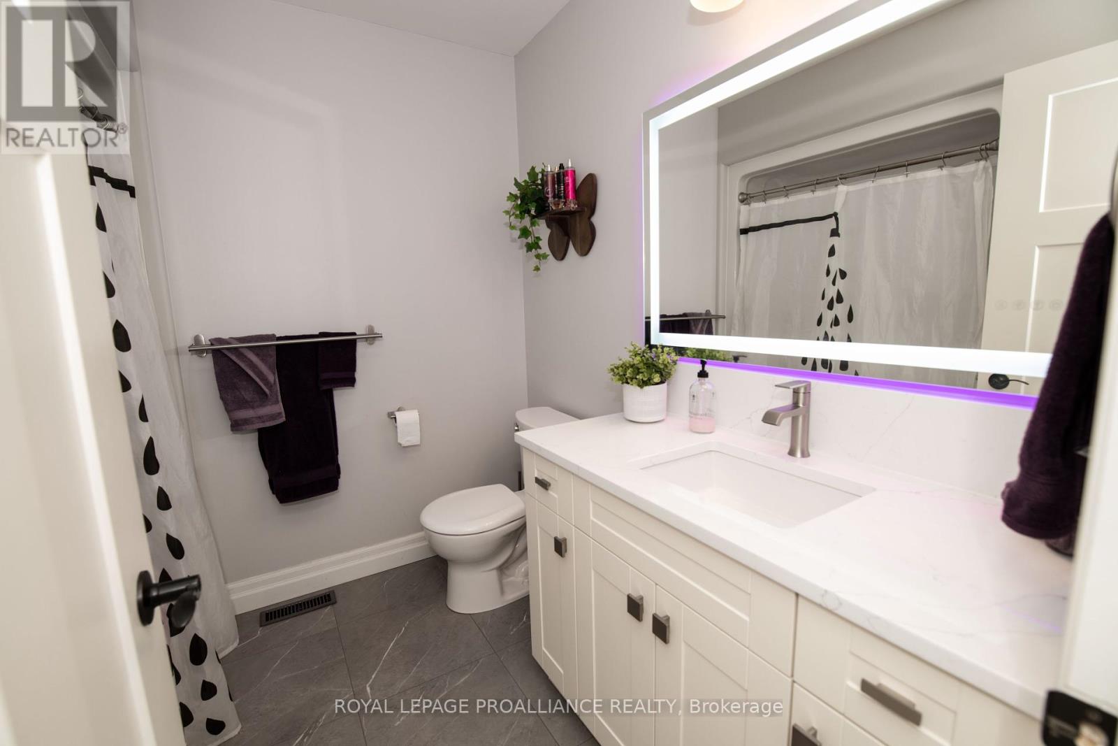 28 Butternut Court, Belleville (Belleville Ward), Ontario  K8P 0C5 - Photo 16 - X12389330