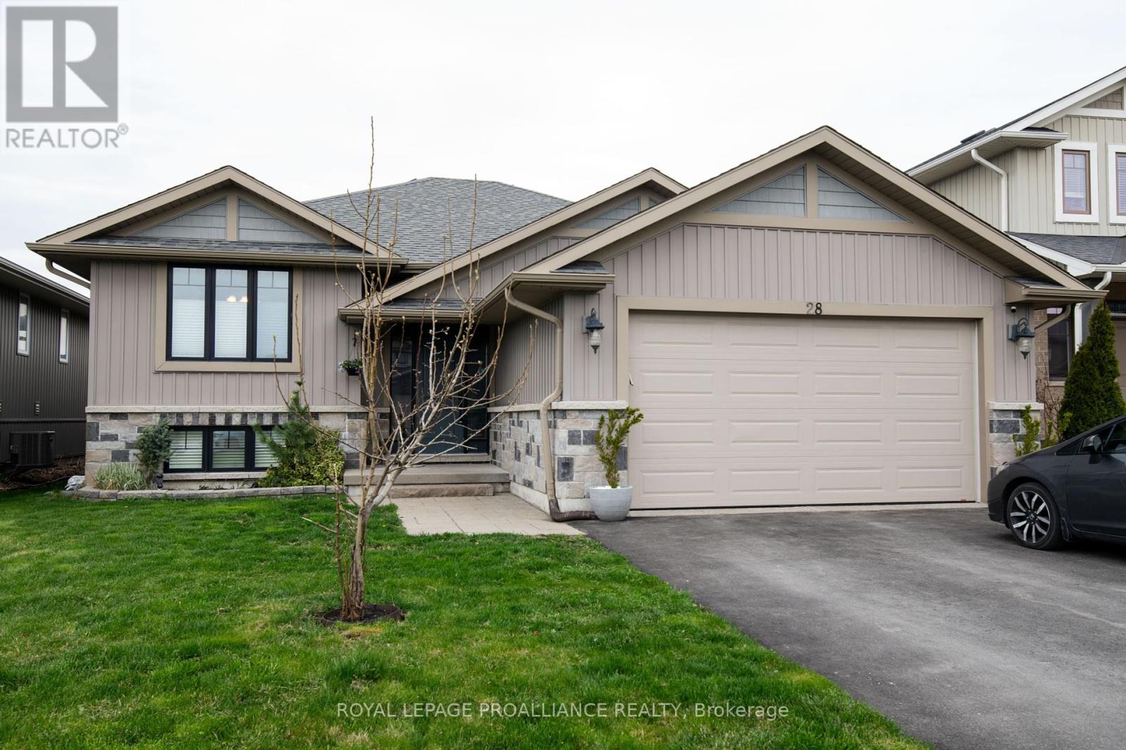 28 Butternut Court, Belleville (Belleville Ward), Ontario  K8P 0C5 - Photo 2 - X12389330