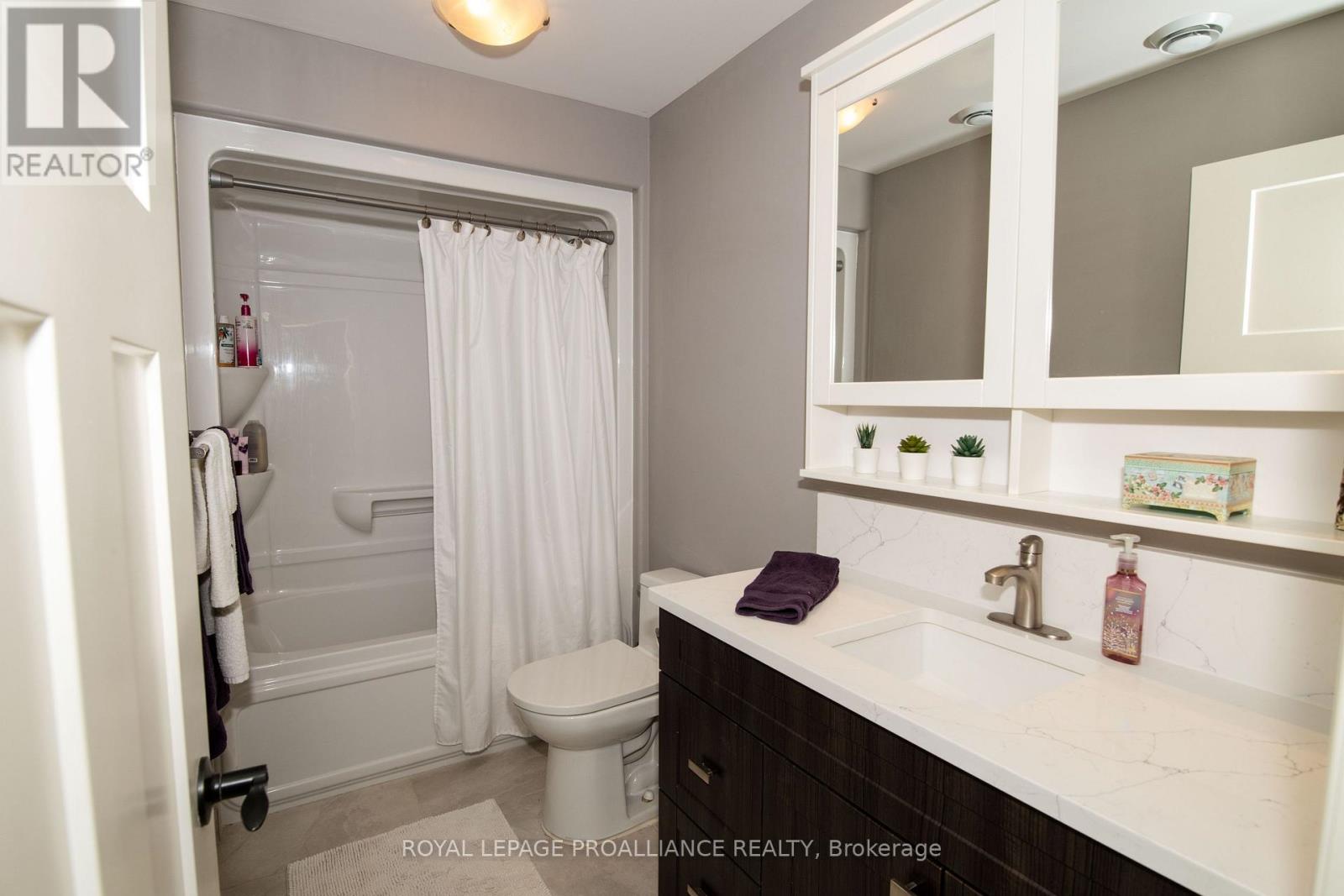 28 Butternut Court, Belleville (Belleville Ward), Ontario  K8P 0C5 - Photo 23 - X12389330