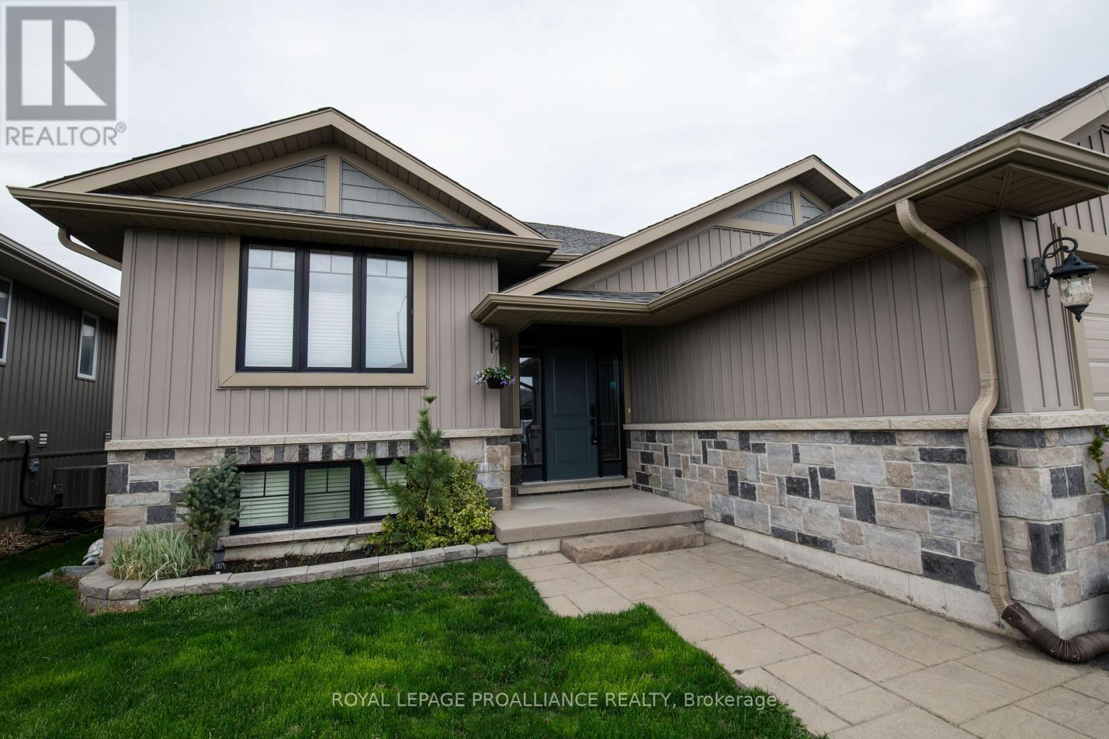 28 Butternut Court, Belleville (Belleville Ward), Ontario  K8P 0C5 - Photo 3 - X12389330