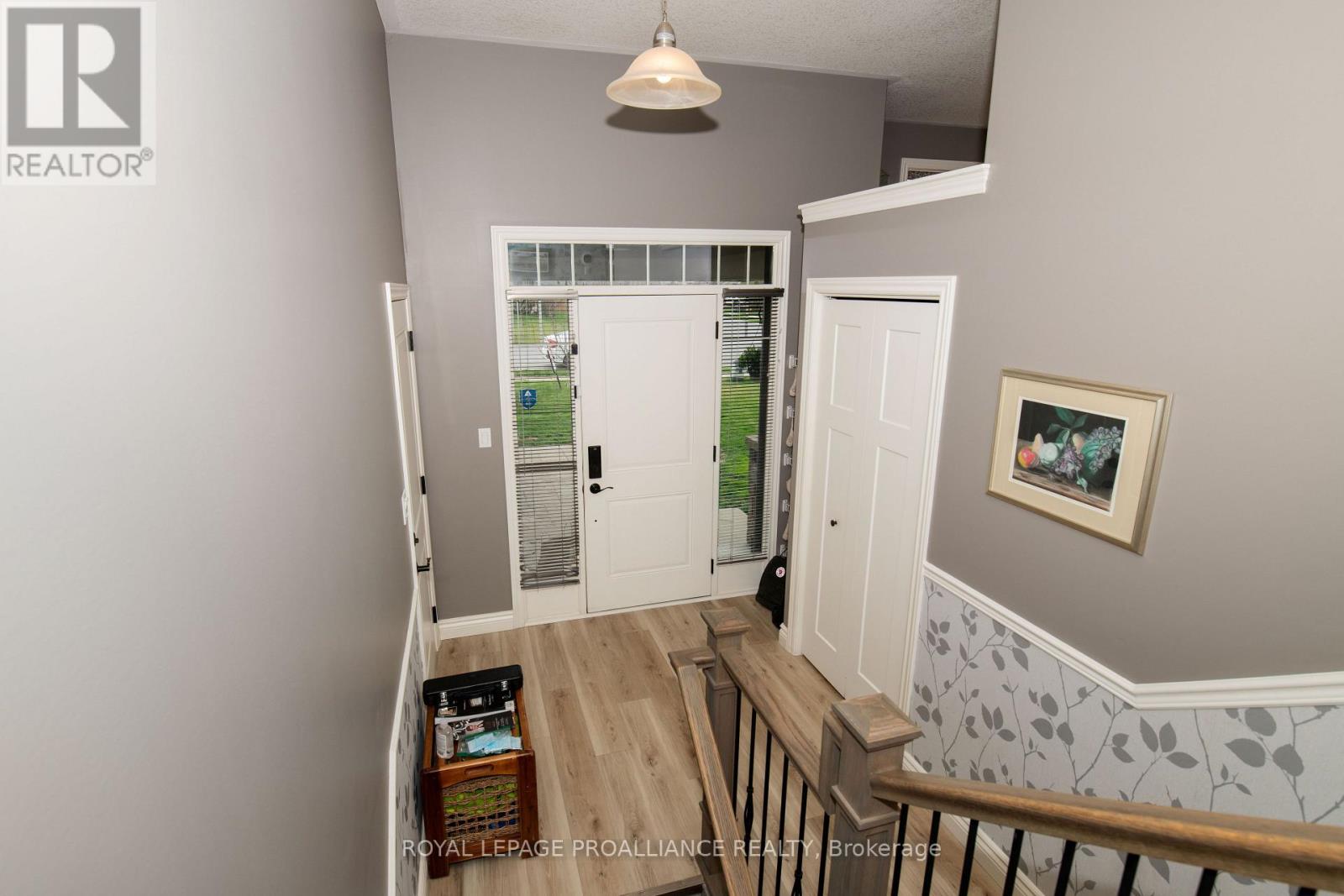 28 Butternut Court, Belleville (Belleville Ward), Ontario  K8P 0C5 - Photo 4 - X12389330