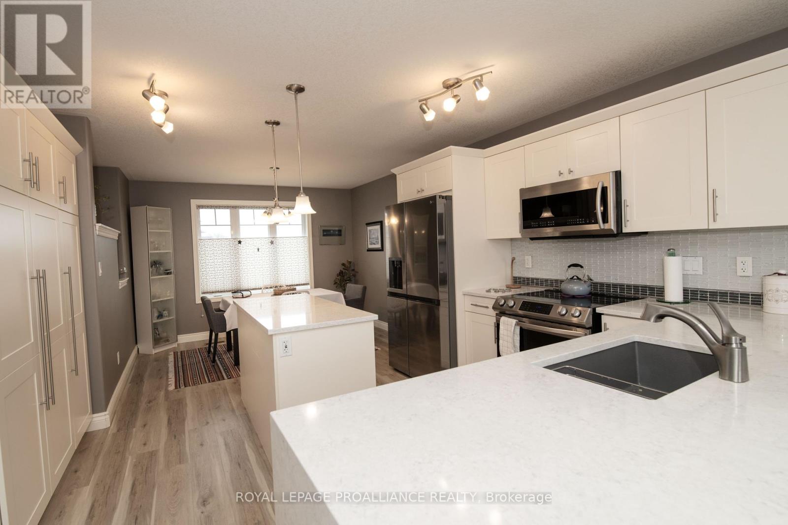 28 Butternut Court, Belleville (Belleville Ward), Ontario  K8P 0C5 - Photo 5 - X12389330