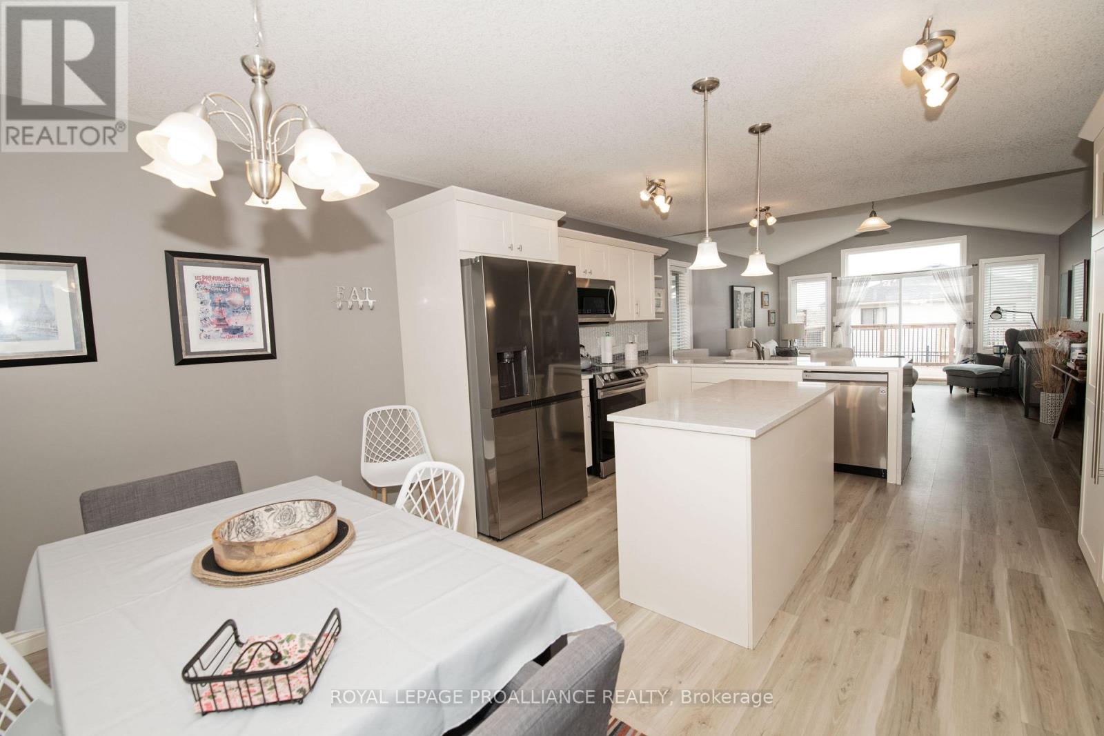 28 Butternut Court, Belleville (Belleville Ward), Ontario  K8P 0C5 - Photo 7 - X12389330