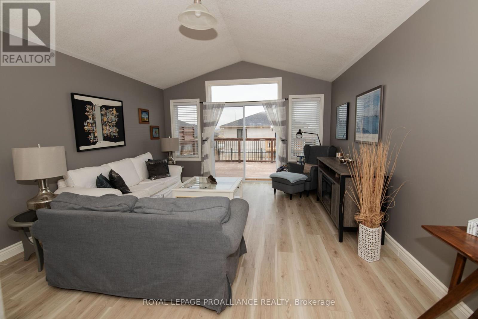 28 Butternut Court, Belleville (Belleville Ward), Ontario  K8P 0C5 - Photo 9 - X12389330