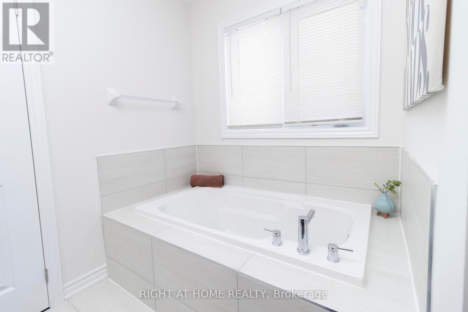 36 Ford Street, Brant, Ontario  N3L 0M6 - Photo 32 - X12389214