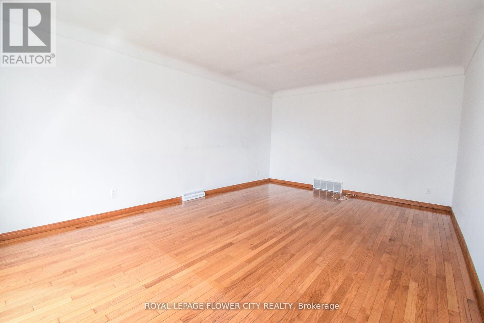 43 Mary Street, Fort Erie, Ontario  L2A 4A4 - Photo 5 - X12389250