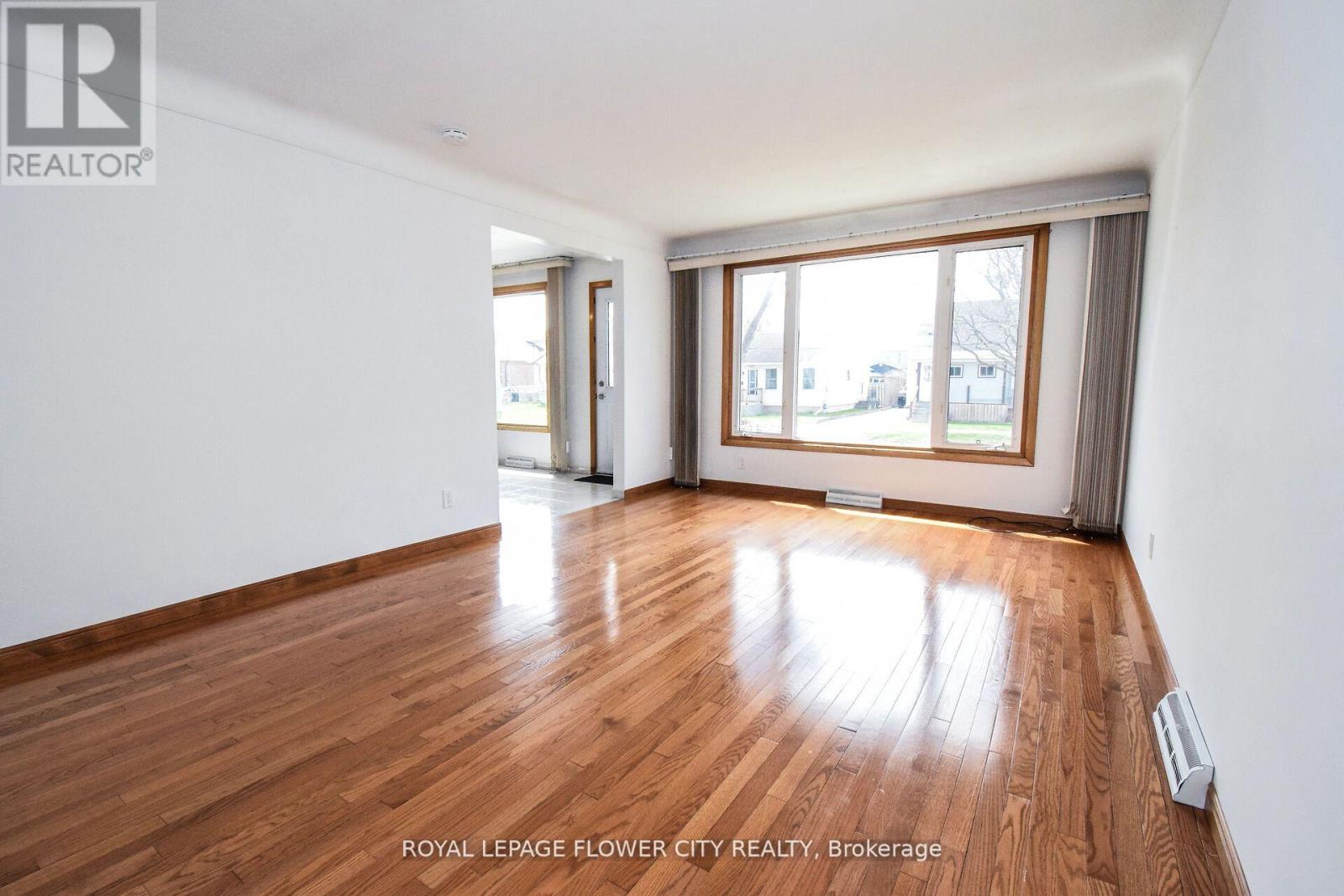 43 Mary Street, Fort Erie, Ontario  L2A 4A4 - Photo 6 - X12389250