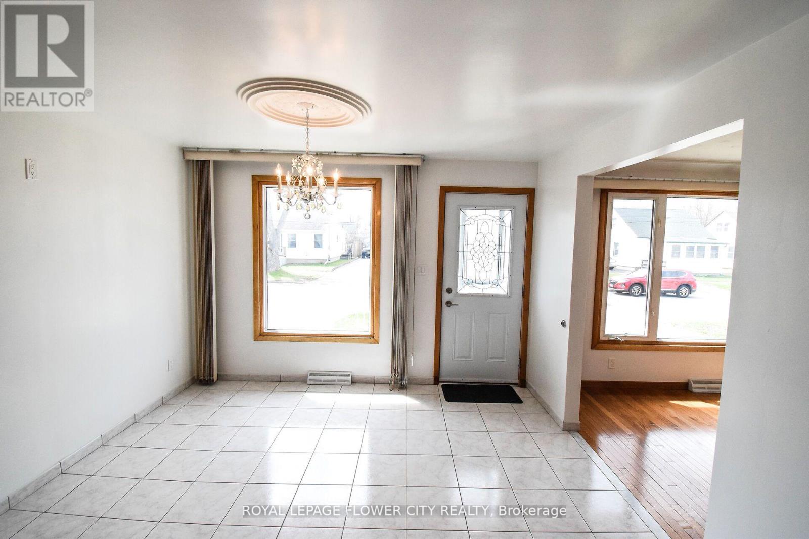 43 Mary Street, Fort Erie, Ontario  L2A 4A4 - Photo 8 - X12389250