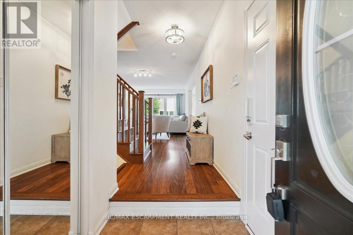 Property at 40 PEER COURT image 3