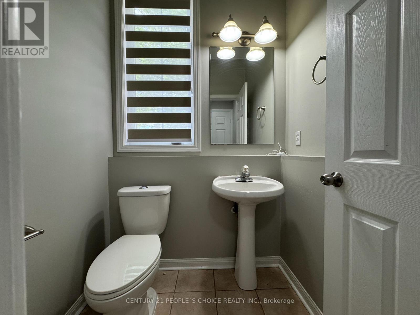 657 Thompson Road S, Milton, Ontario  L9T 5W8 - Photo 4 - W12323850