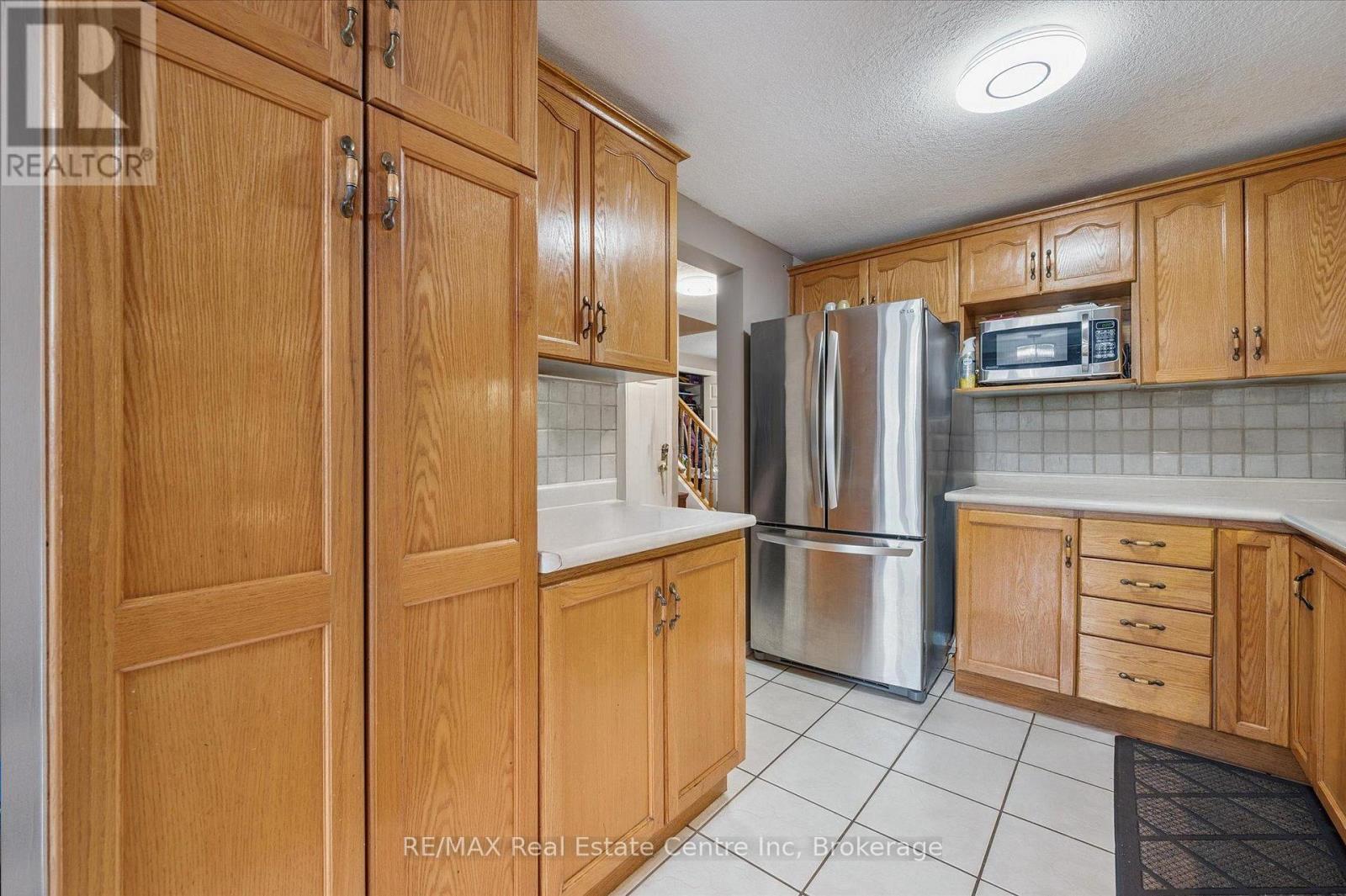 161 Stephanie Drive, Guelph, Ontario N1K 1X7 - Photo 5 - X12389511