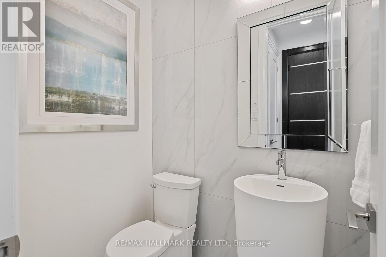 129 High Street W, Mississauga, Ontario  L5H 1K4 - Photo 5 - W12389364