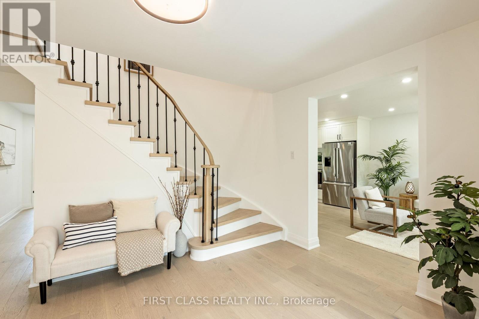 679 Village Parkway, Markham, Ontario  L3R 2Y4 - Photo 3 - N12389490