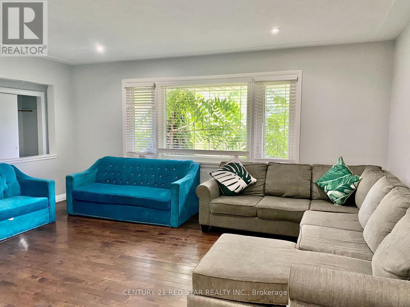Property at 107 ELLIS CRESCENT S image 4