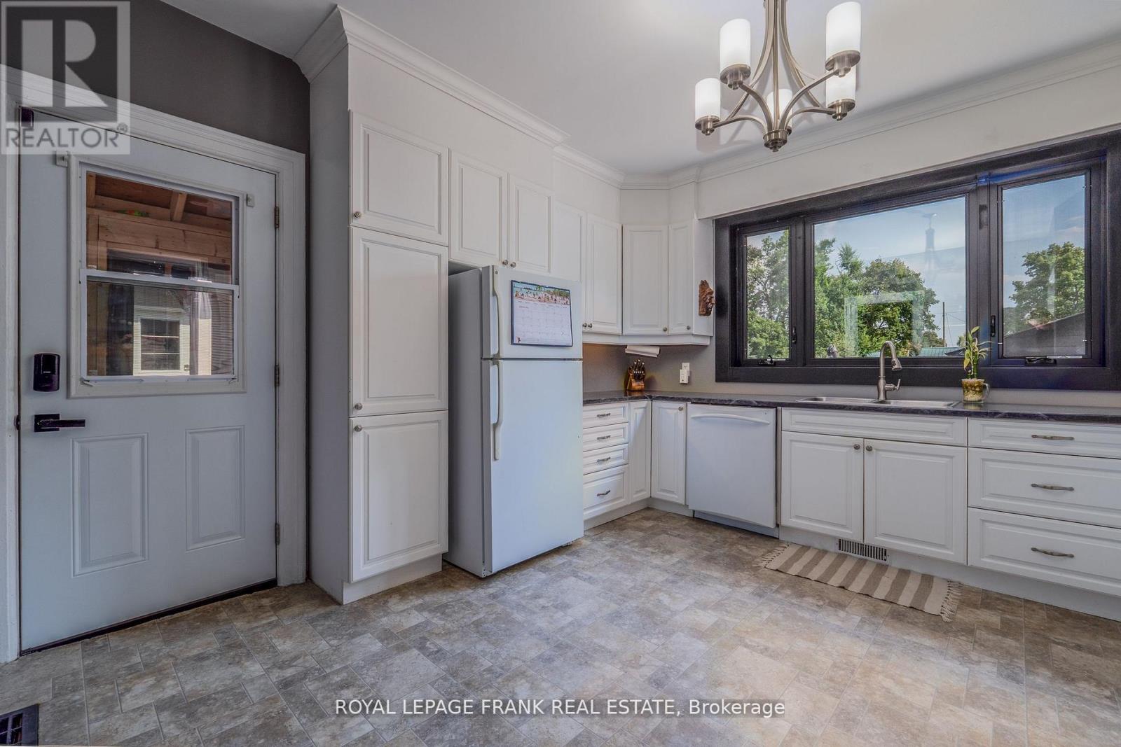 69 Peel Street, Kawartha Lakes, Ontario  K9V 3M5 - Photo 16 - X12389690