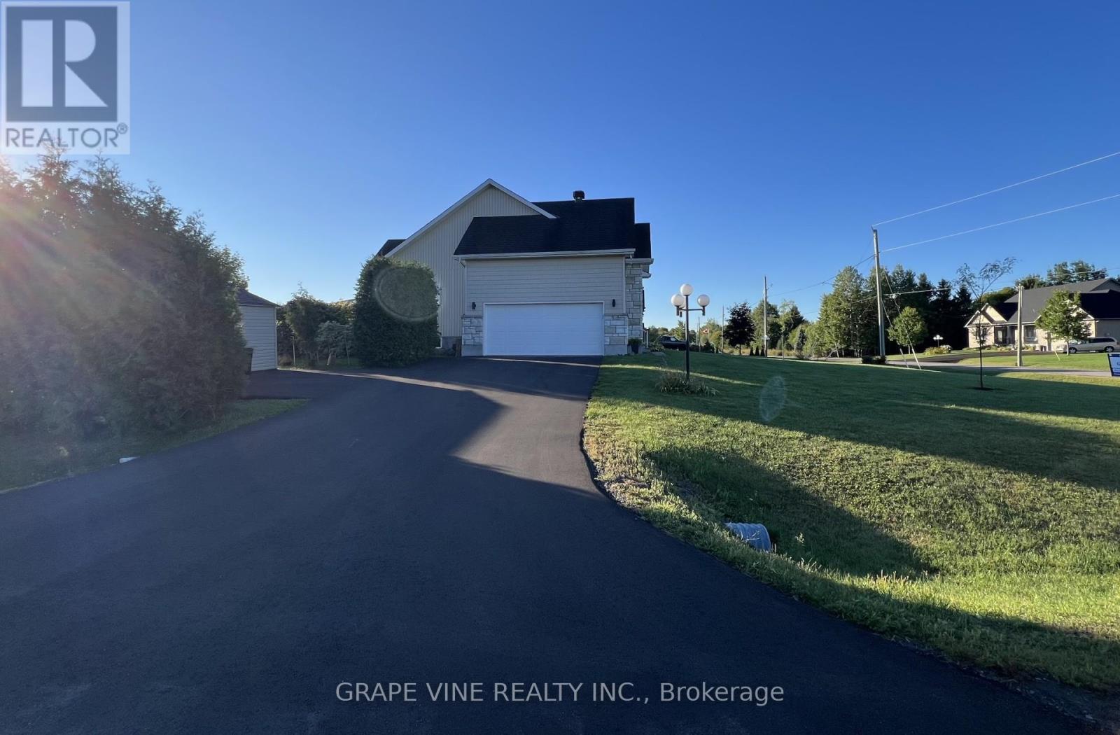 5607 Maklynne Way, Ottawa, Ontario  K0A 3H0 - Photo 2 - X12389686