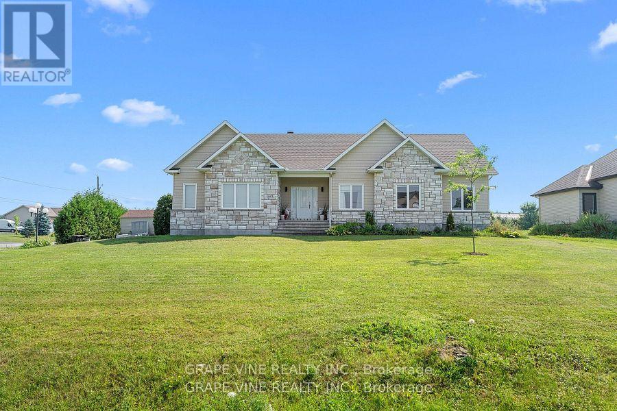 5607 Maklynne Way, Ottawa, Ontario  K0A 3H0 - Photo 3 - X12389686